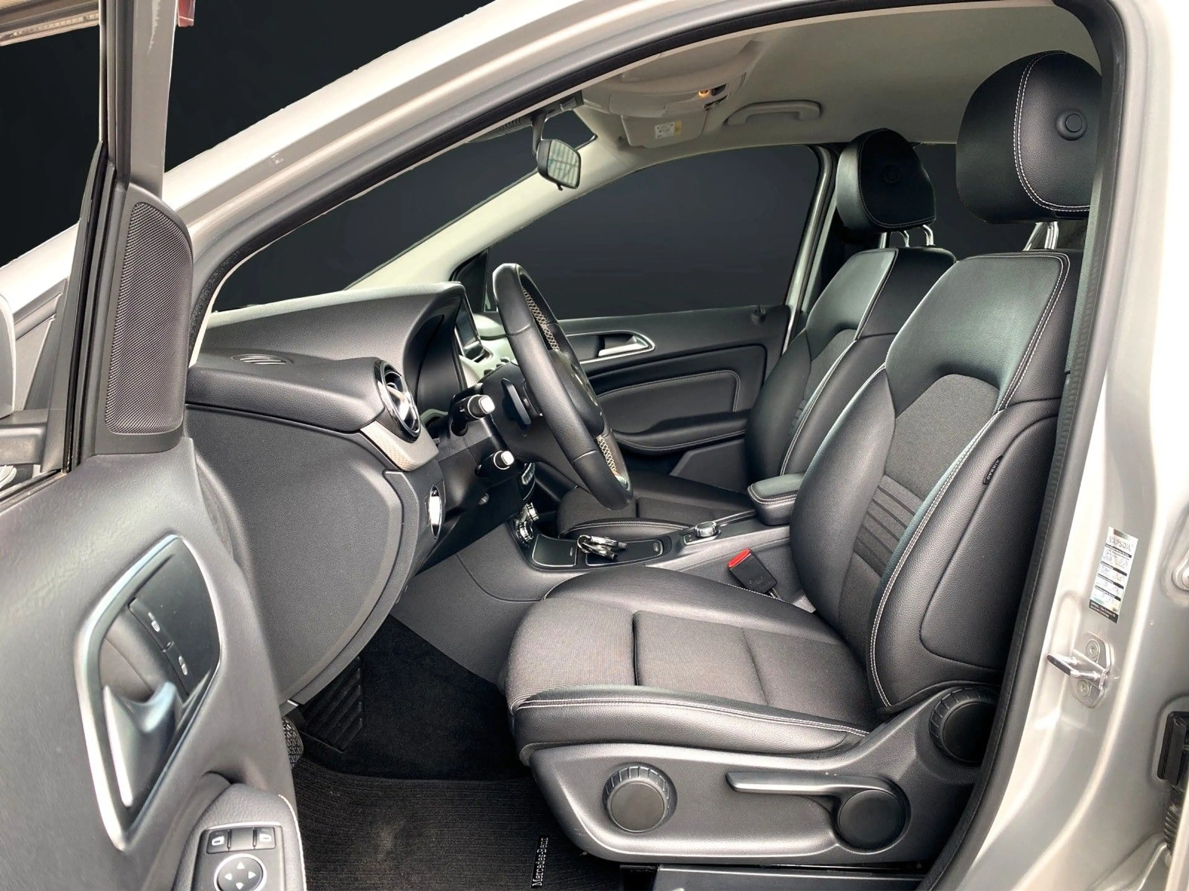 Mercedes-Benz B 180 EDITION-B NAVI-LEDER-LED-AHK-PDC — photo 14