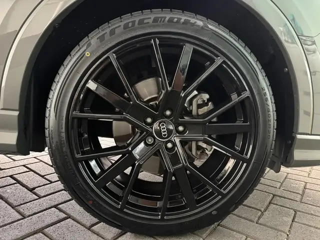 Audi Q3 view 14
