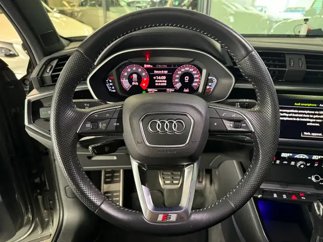 Audi Q3 view 11