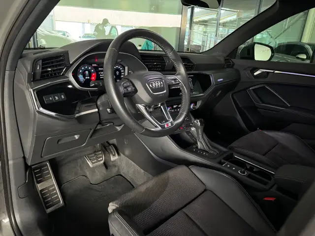 Audi Q3 view 9