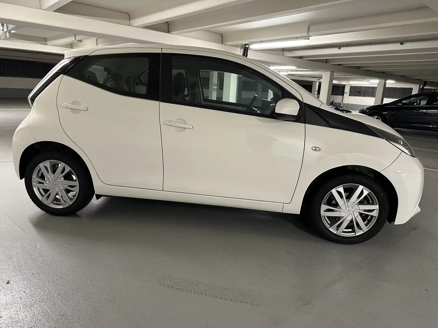 Toyota Aygo x-play touch - 2