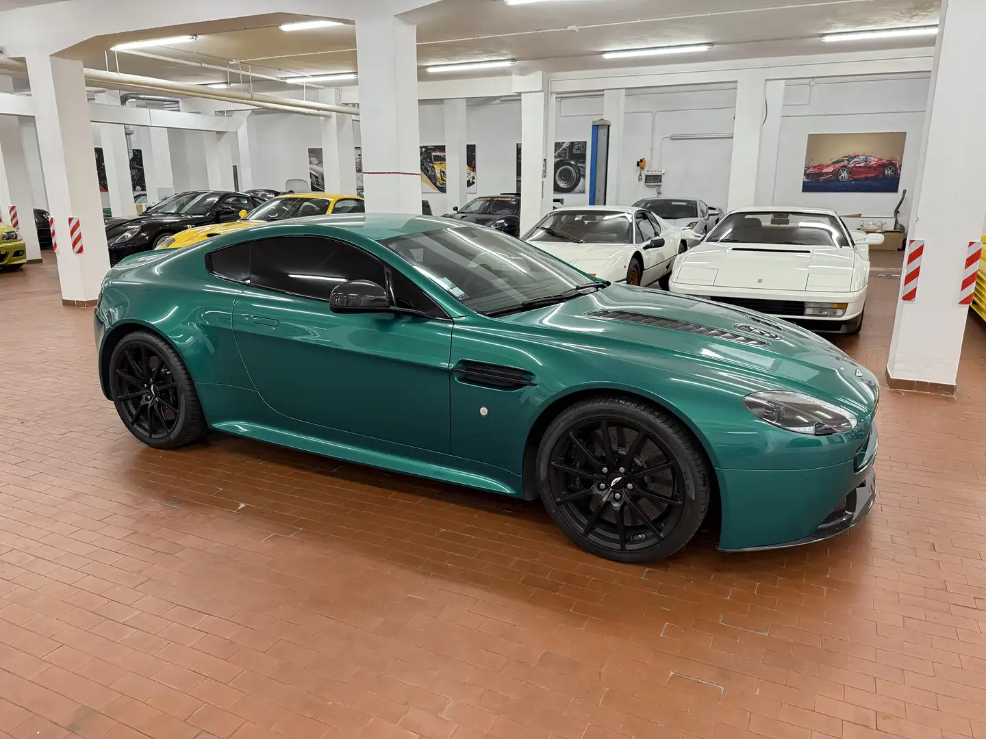 Aston Martin Vantage V12 S - 2