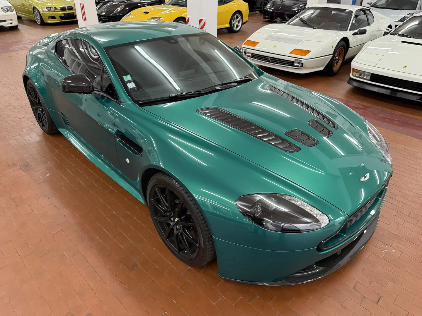Aston Martin Vantage V12 S - 1