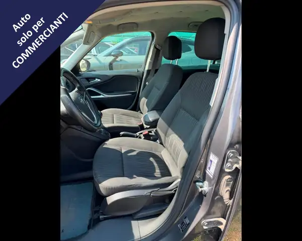 Opel Zafira Tourer view 12