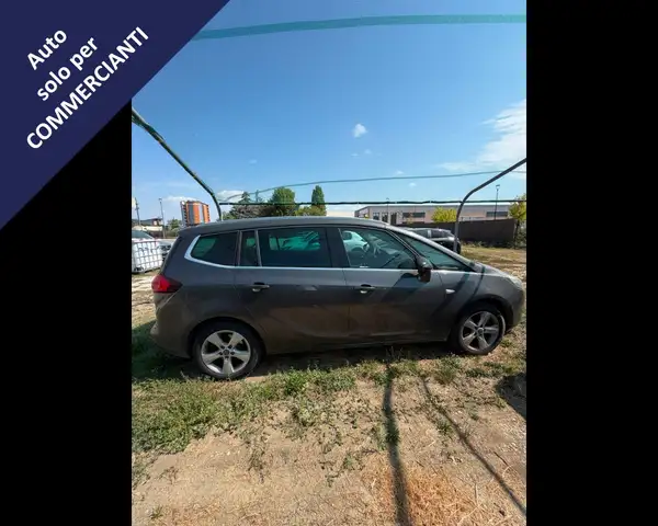 Opel Zafira Tourer view 4
