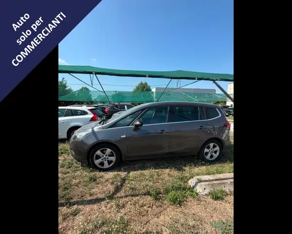 Opel Zafira Tourer view 3