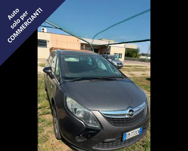 Opel Zafira Tourer view 2