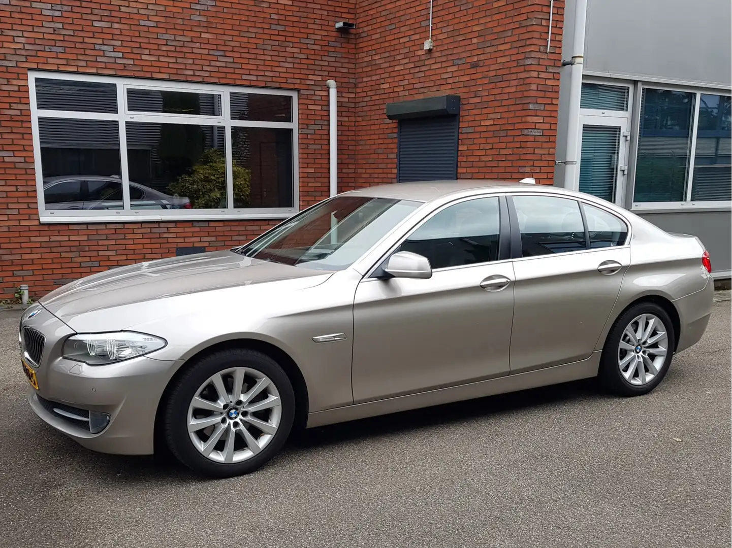 BMW 523 5-serie 523i Aut ComfZetels Leder Hud Navi Xenon Grau - 2