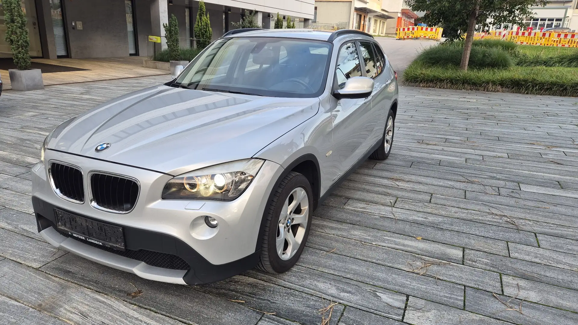 BMW X1 sDrive20d Österreich Paket Österreich-Paket Stříbrná - 1