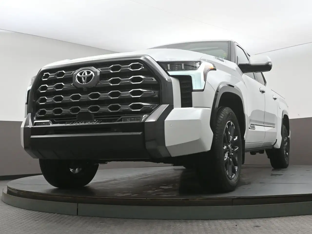 Toyota Tundra снимка Toyota Tundra