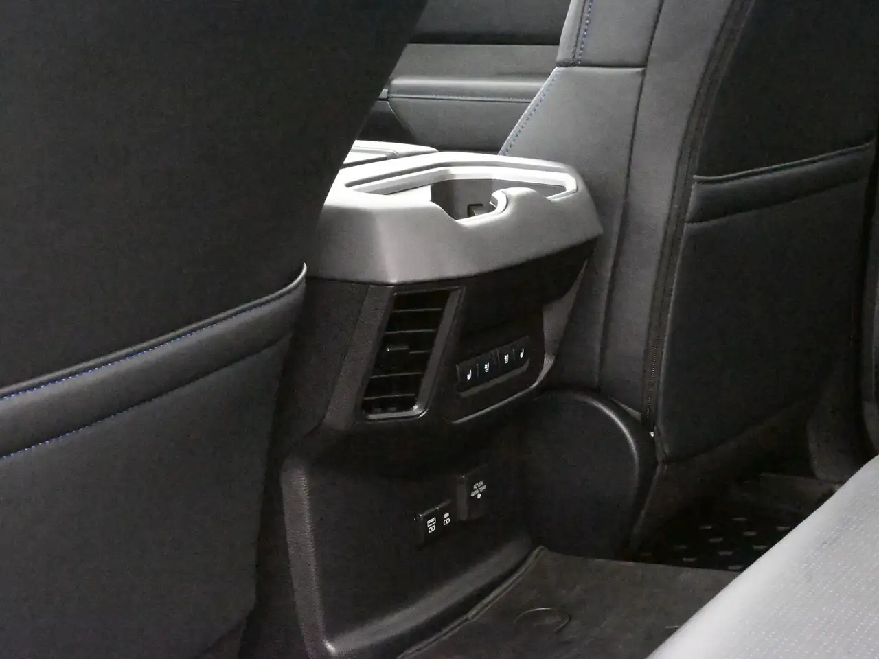 Toyota Tundra снимка Toyota Tundra