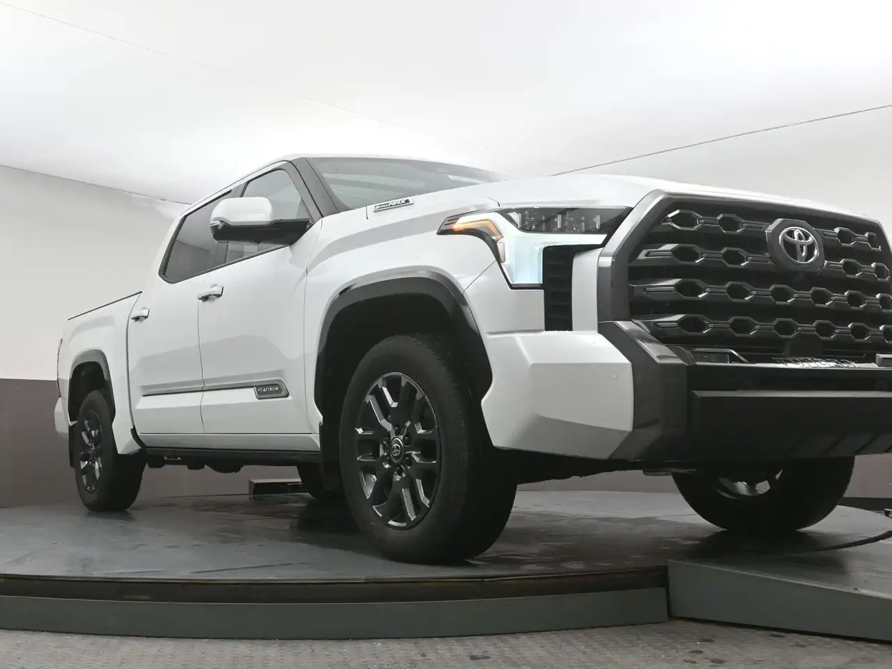 Toyota Tundra снимка Toyota Tundra