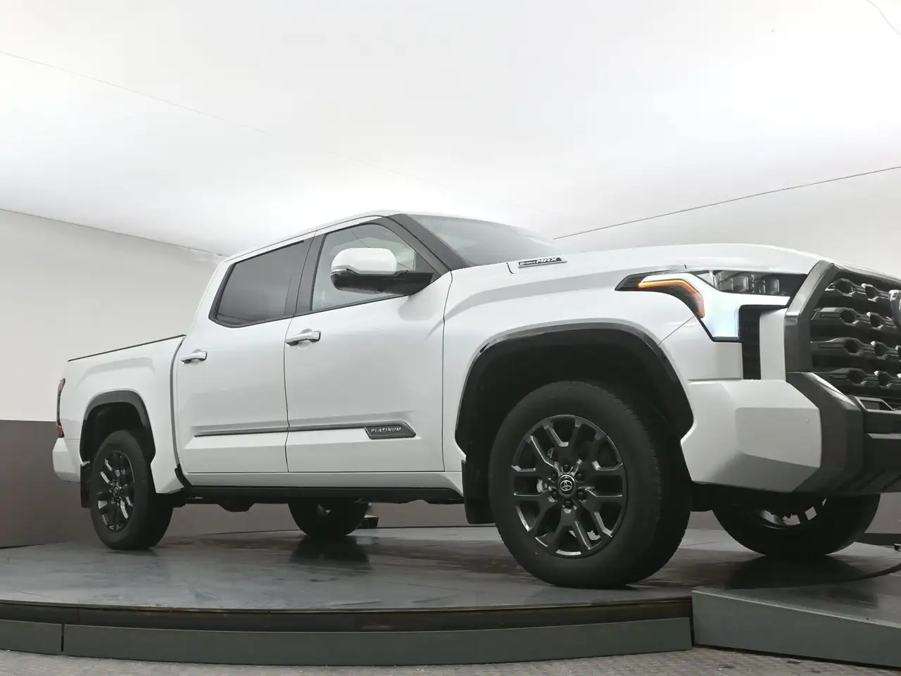 Toyota Tundra снимка Toyota Tundra