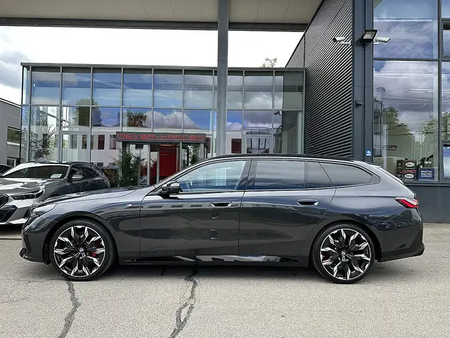 BMW 520 i Touring M-Paket PRO Aut. / AHK / Pano / Iconi... Ansicht 6