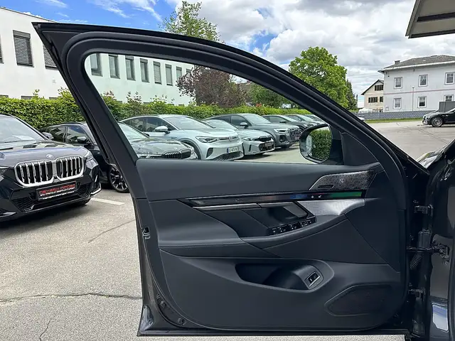 BMW 520 i Touring M-Paket PRO Aut. / AHK / Pano / Iconi... Ansicht 28