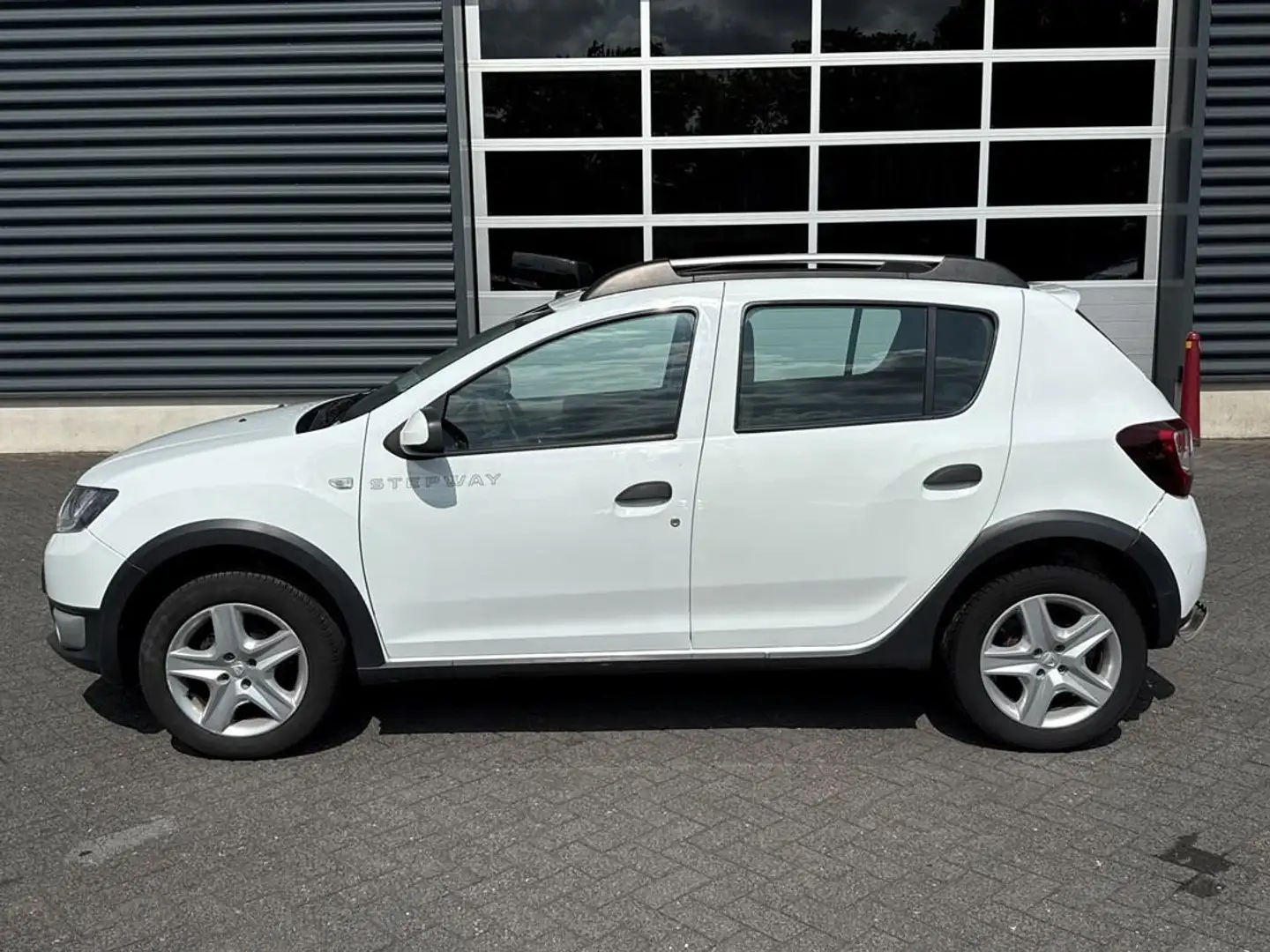 Dacia Sandero 0.9 TCe Stepway Lauréate, Navi, Clima, PDC Wit - 2