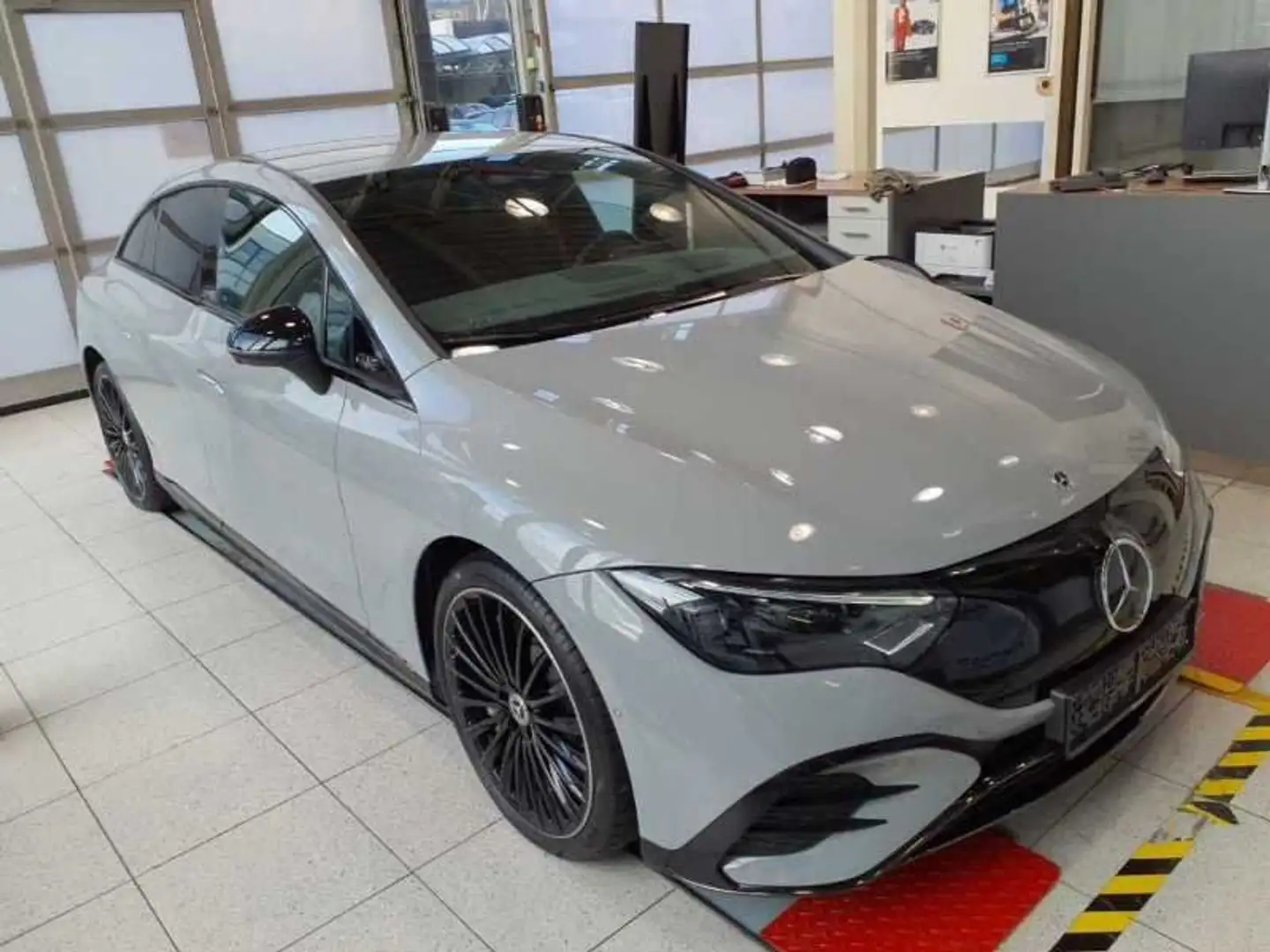 Mercedes-Benz EQE 350 AMG Night Airmatic 360° Burm3D Distr 21" Grau - 2