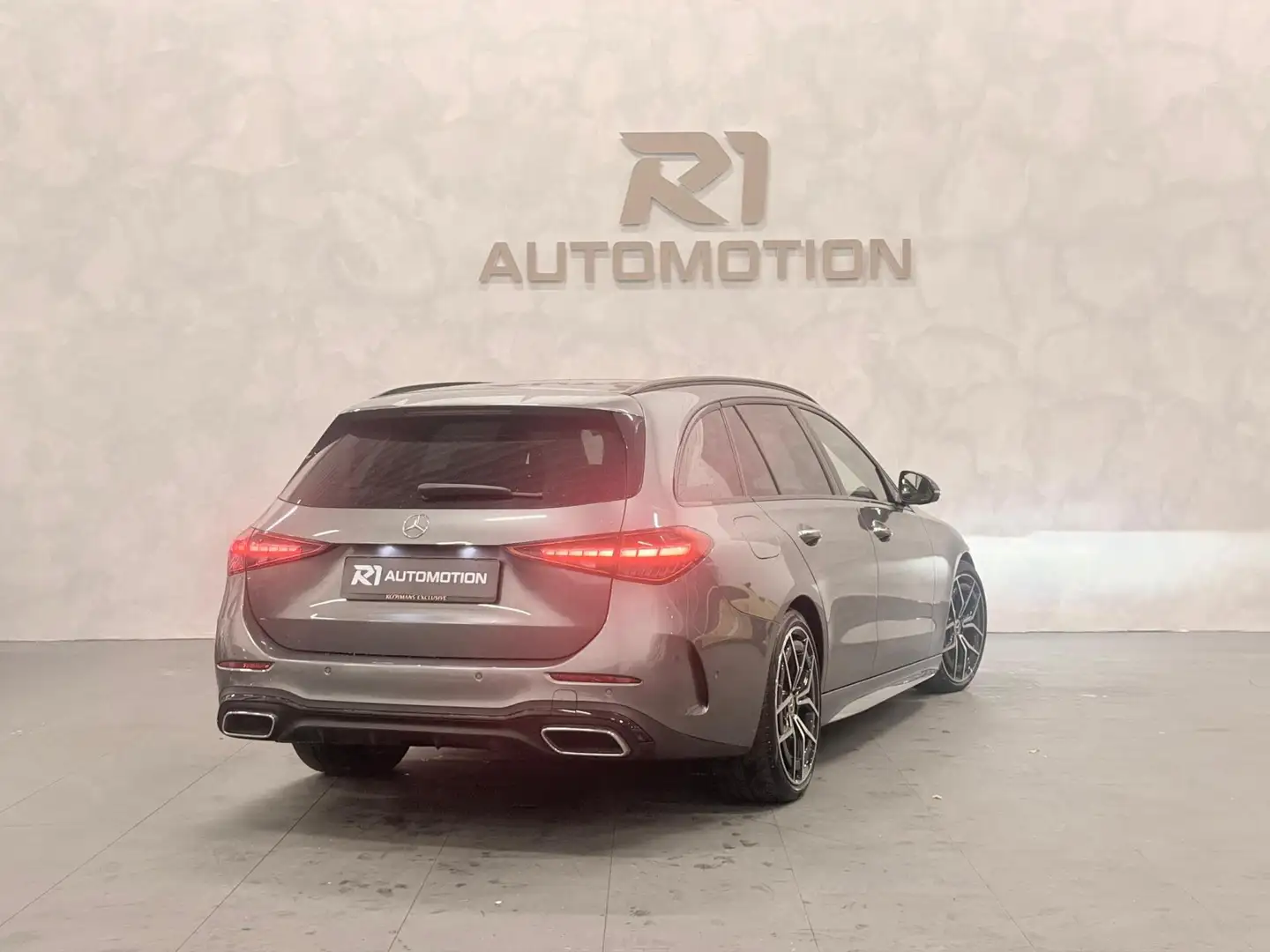 Mercedes-Benz C 300 Estate 4MATIC AMG Line|FULL|360° CAMERA|PANO|KEYLE Grijs - 2