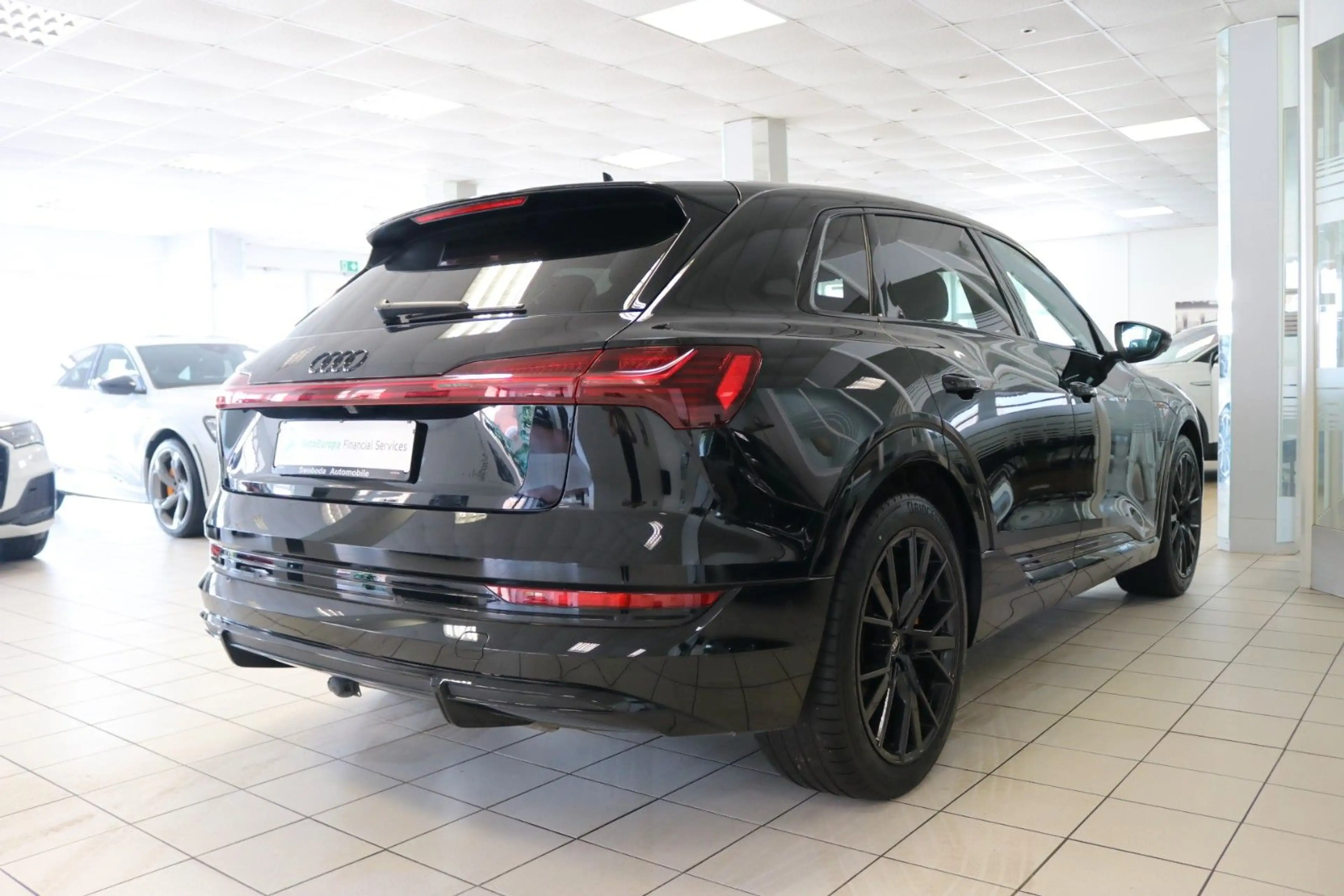 Audi e-tron 55 q. S-Line Black Edition AHK Pano Luft — photo 10
