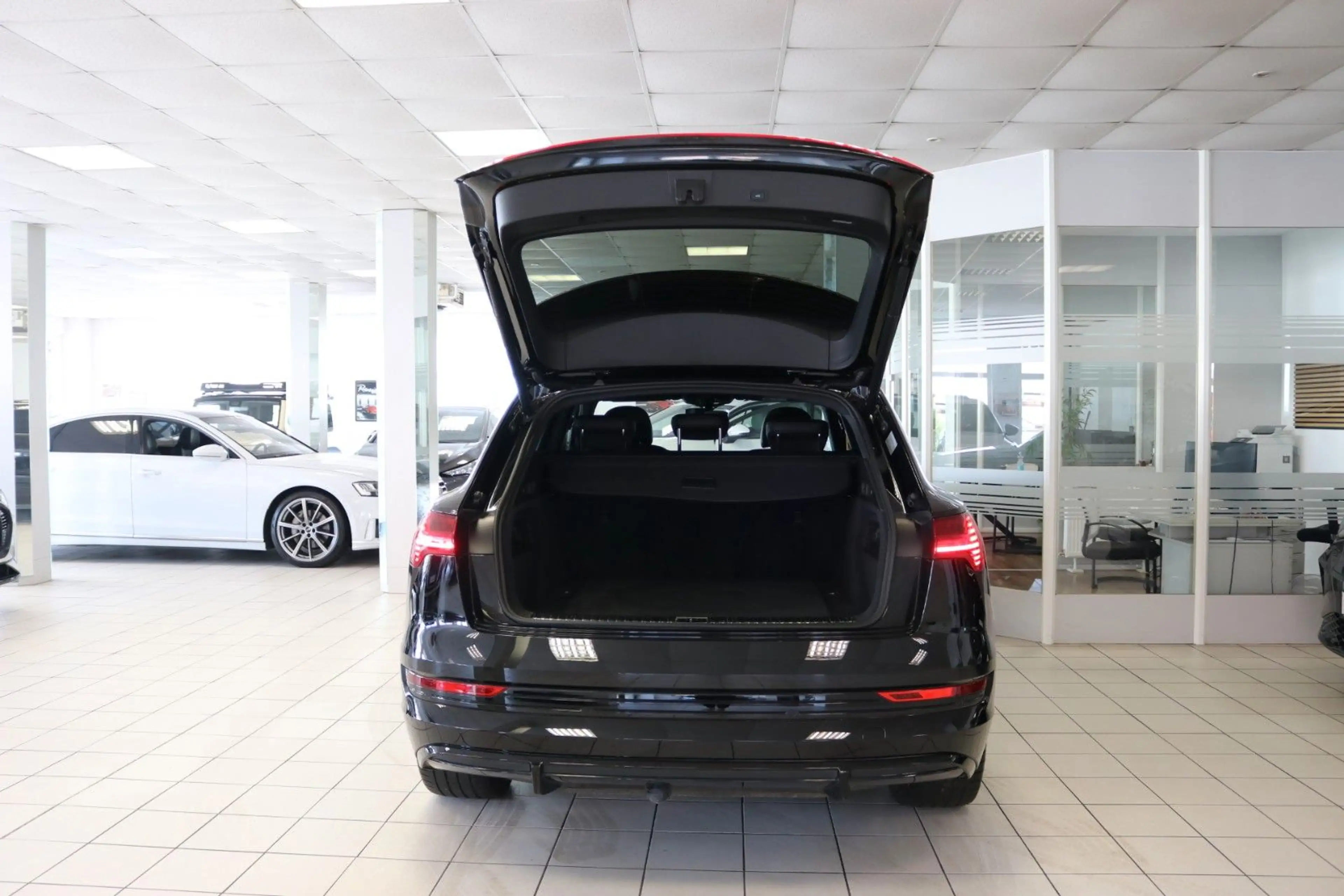 Audi e-tron 55 q. S-Line Black Edition AHK Pano Luft — photo 11