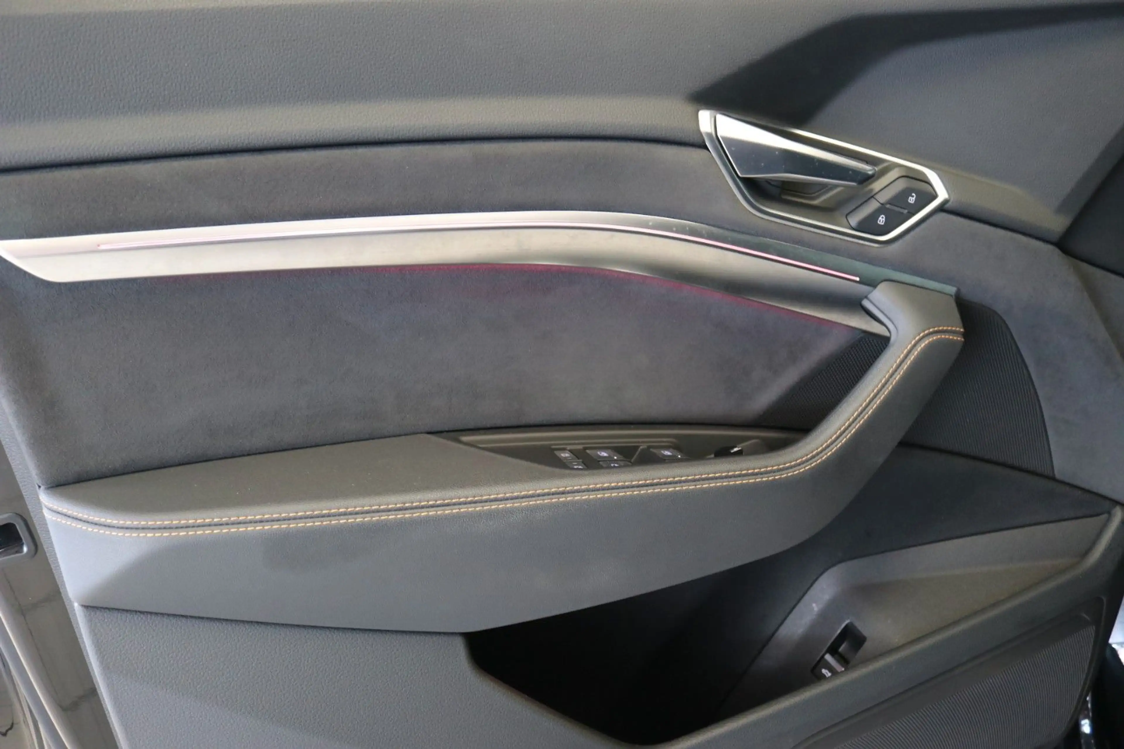 Audi e-tron 55 q. S-Line Black Edition AHK Pano Luft — photo 14