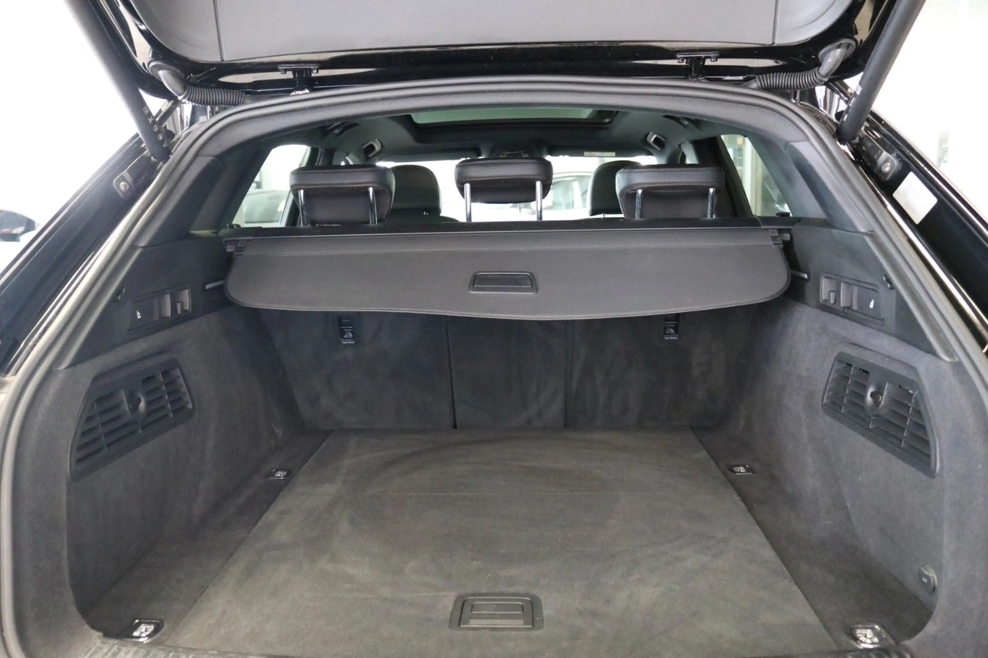 Audi e-tron 55 q. S-Line Black Edition AHK Pano Luft — photo 9