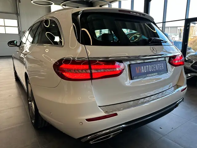 Mercedes-Benz E view 5