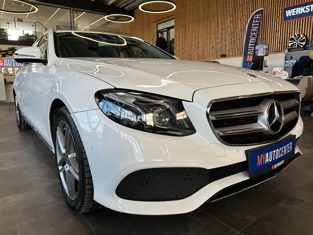 Mercedes-Benz E view 3