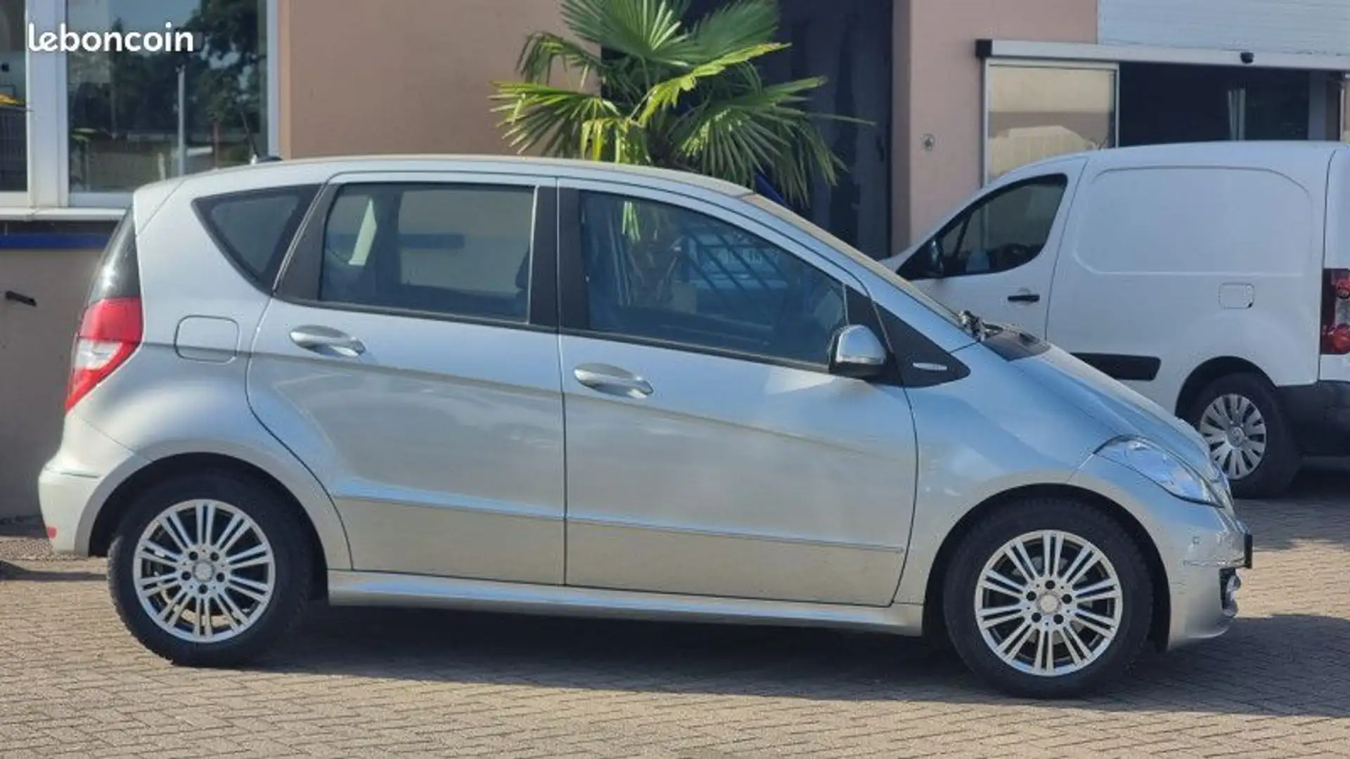 Mercedes-Benz A 180 Mercedes 180 AVANTGARDE CVT Gris - 2