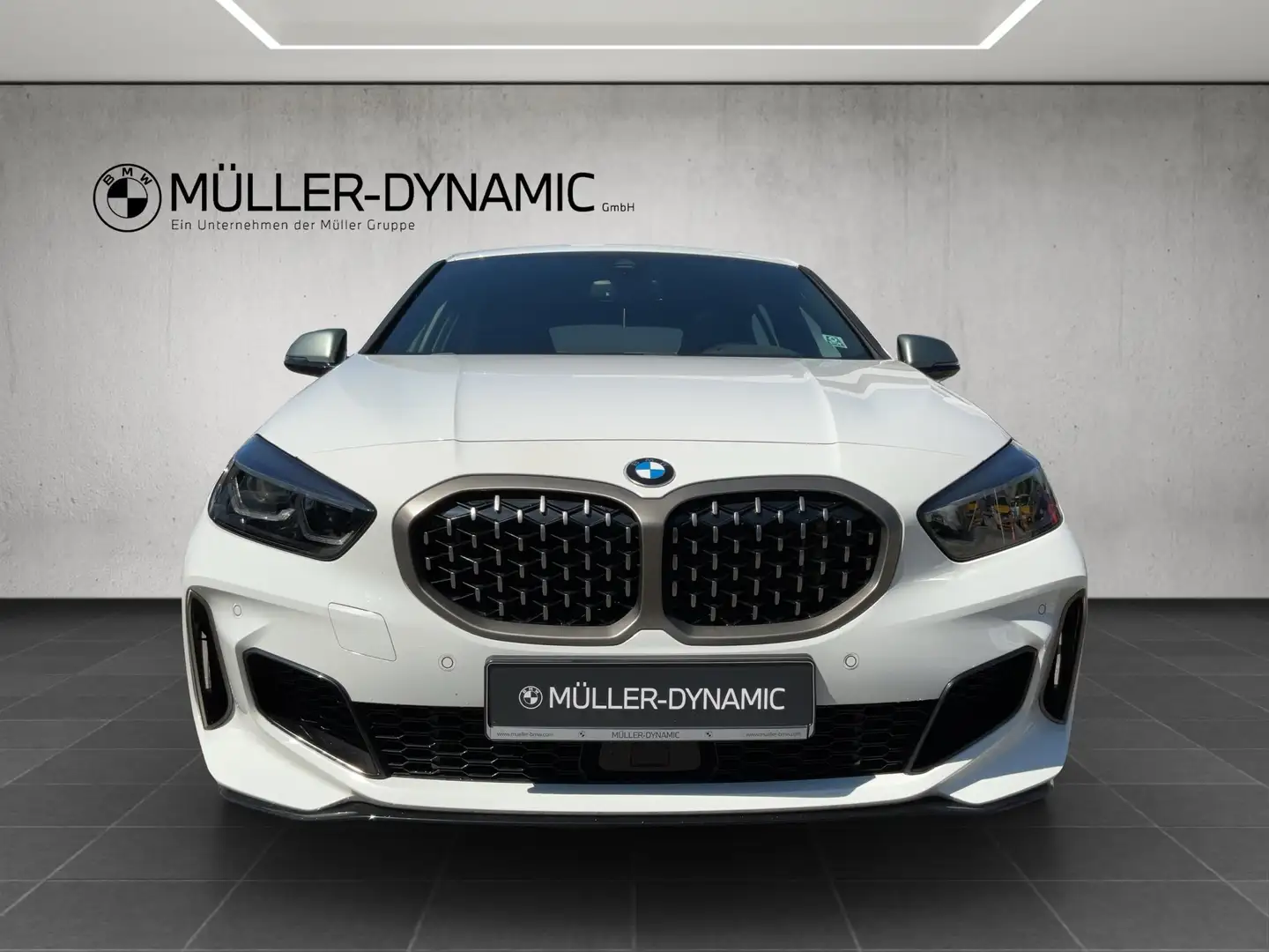 BMW 135 M135i xDrive Hatch Weiß - 2