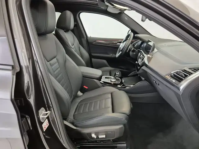 BMW X4 view 11