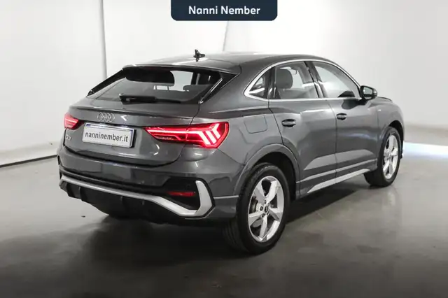 Audi Q3 view 3