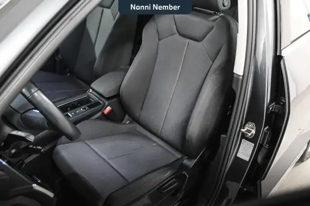 Audi Q3 view 14