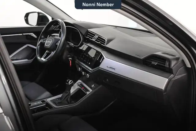 Audi Q3 view 8