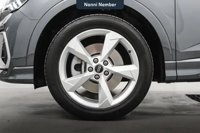 Audi Q3 view 7