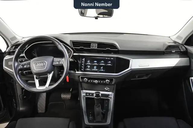 Audi Q3 view 11
