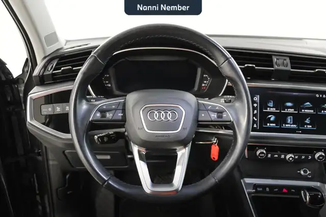 Audi Q3 view 10