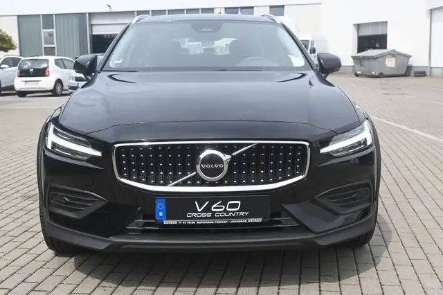 Volvo V60 Cross Country view 8