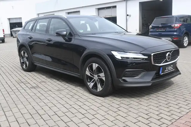 Volvo V60 Cross Country view 7
