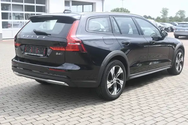 Volvo V60 Cross Country view 5