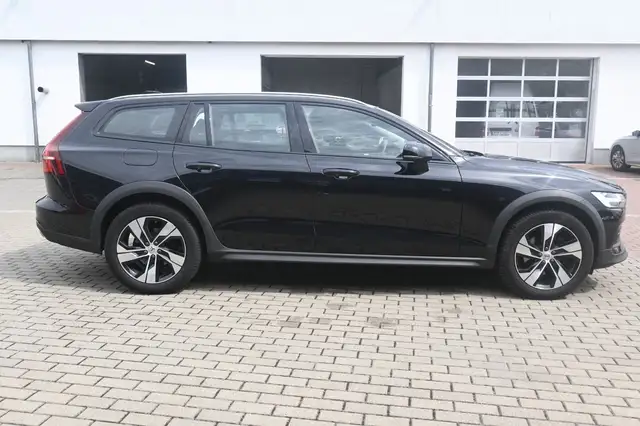 Volvo V60 Cross Country view 6
