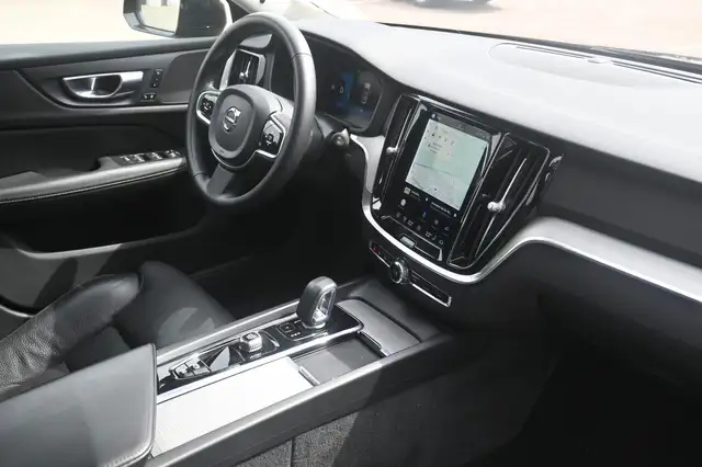 Volvo V60 Cross Country view 12