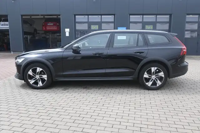 Volvo V60 Cross Country view 2