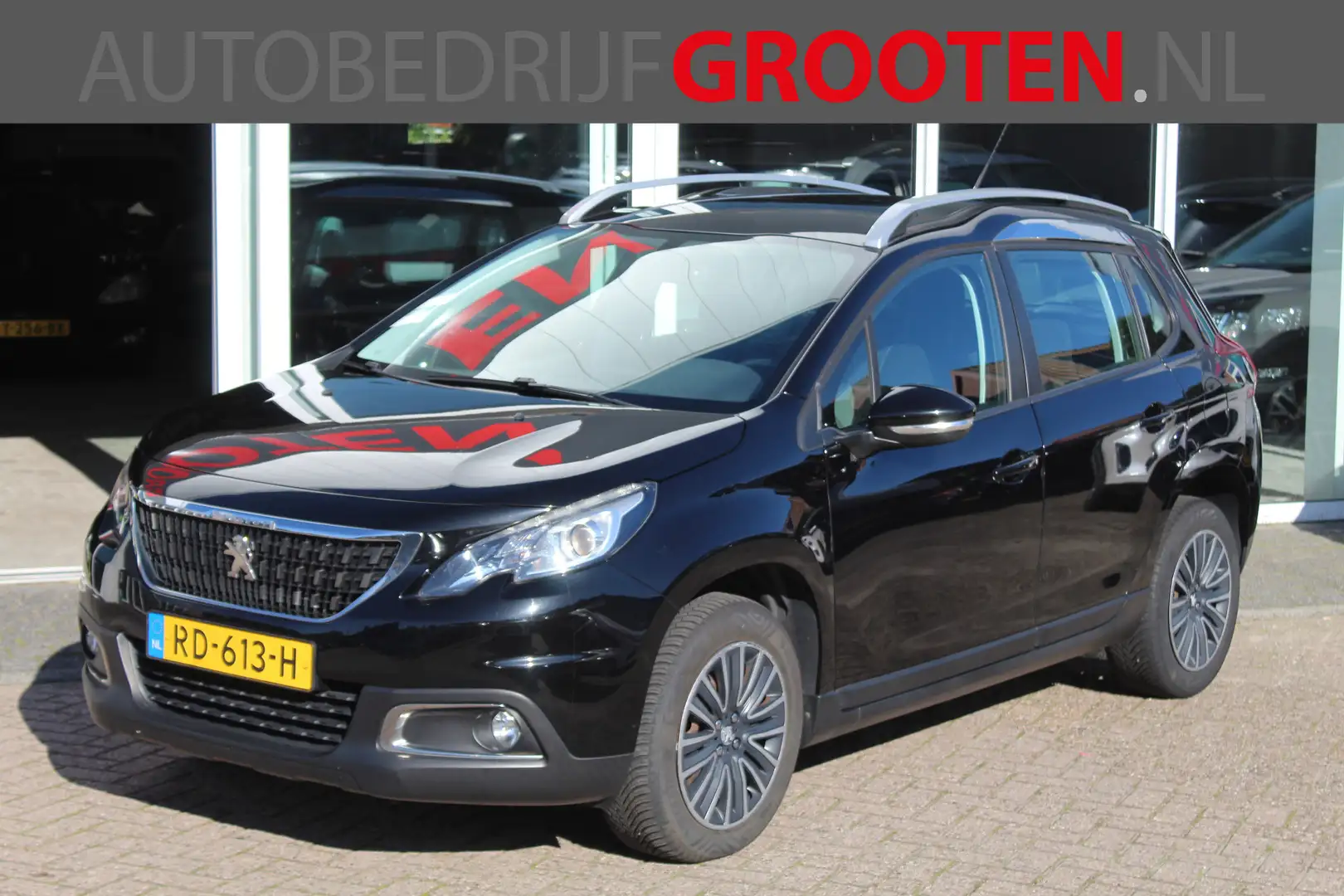 Peugeot 2008 1.2 PureTech Active//Navi//Trekhaak! Zwart - 1