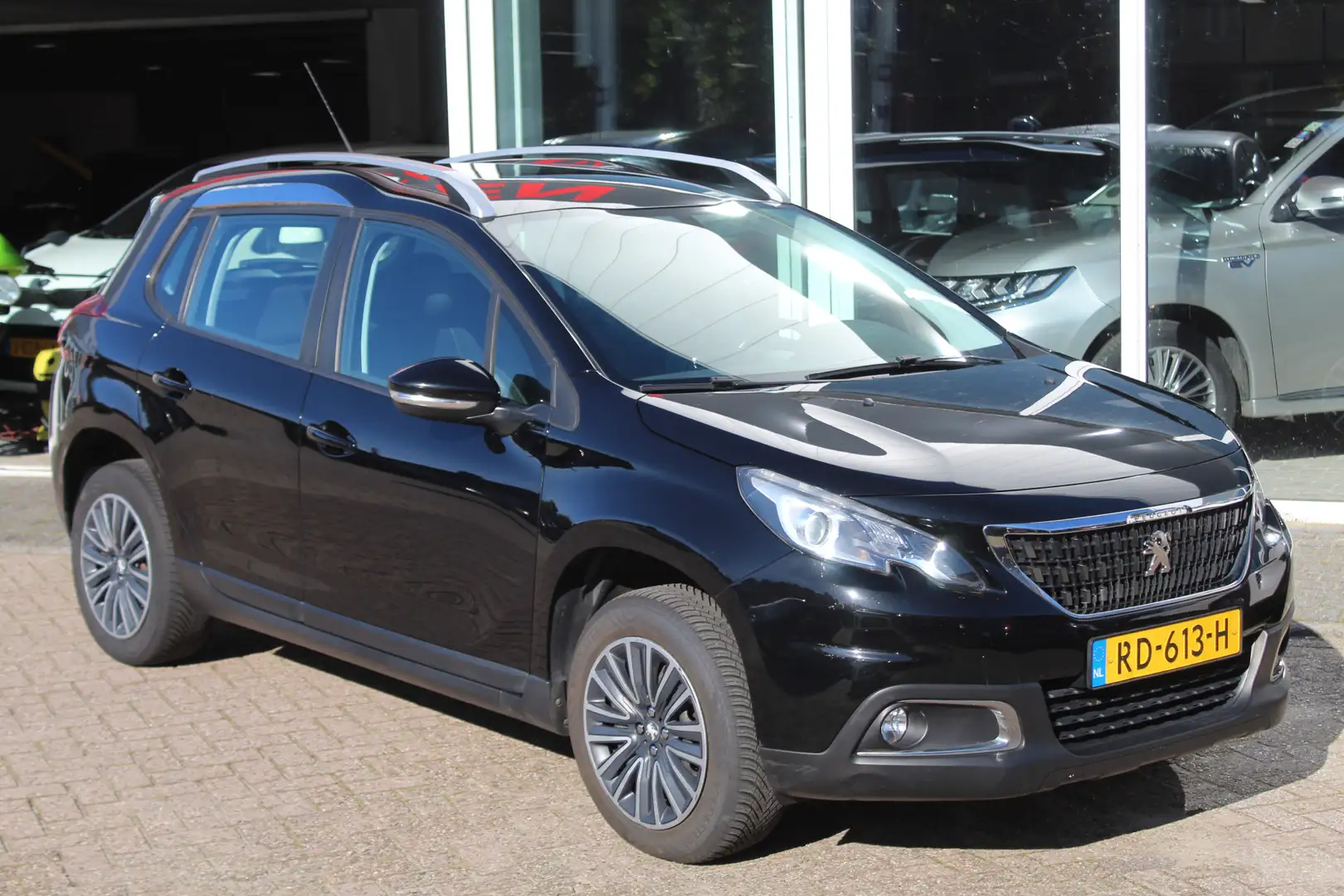 Peugeot 2008 1.2 PureTech Active//Navi//Trekhaak! Zwart - 2