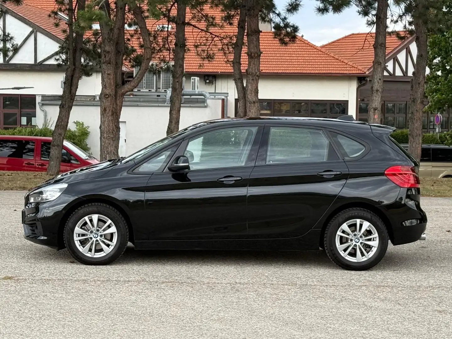 BMW 216 d Active Tourer Advantage Aut. Schwarz - 2