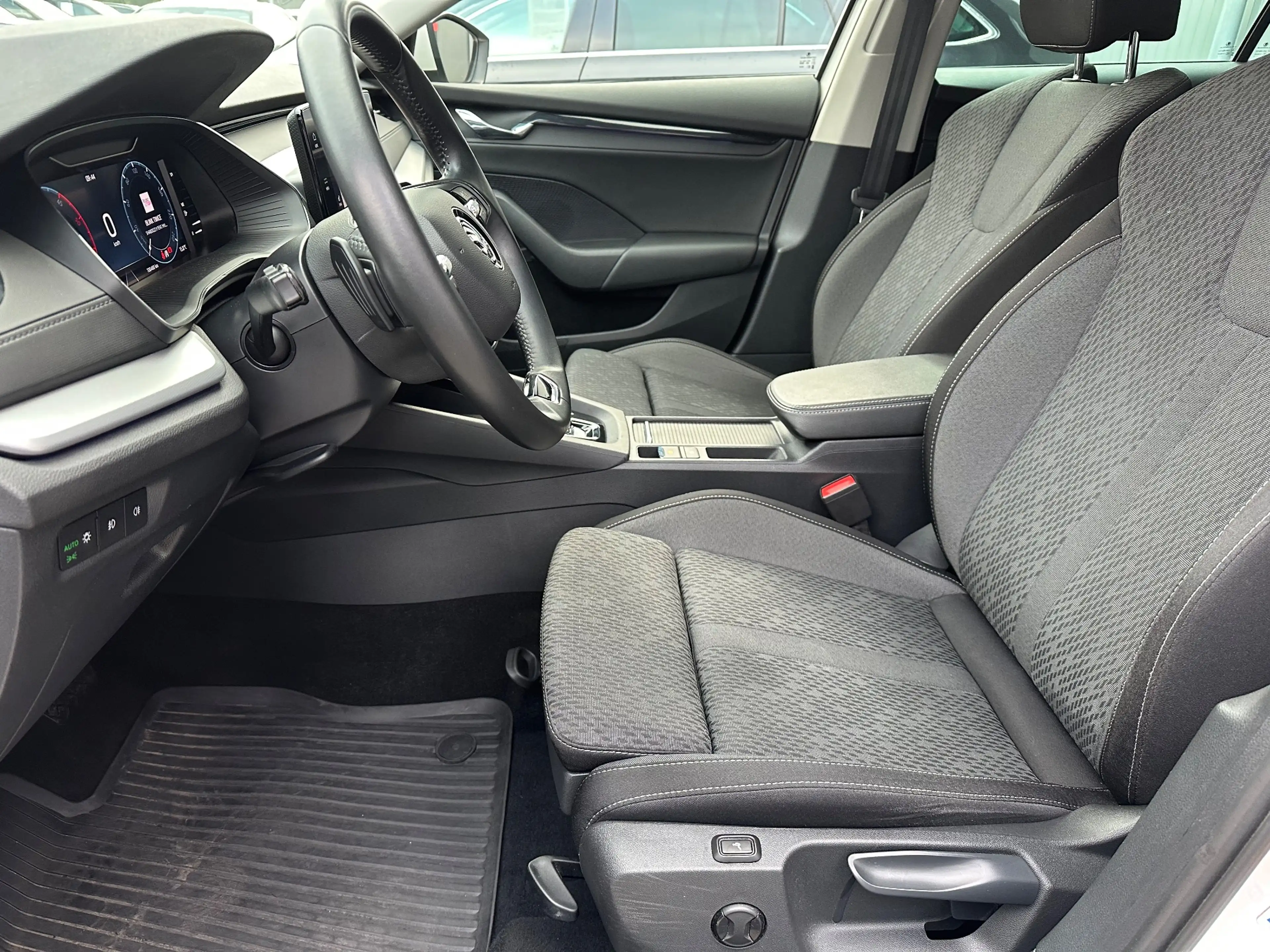 Skoda Octavia Combi 2.0 TDI DSG Clever NAV+LED+AHK+KAM+SHZ+1HD — photo 13