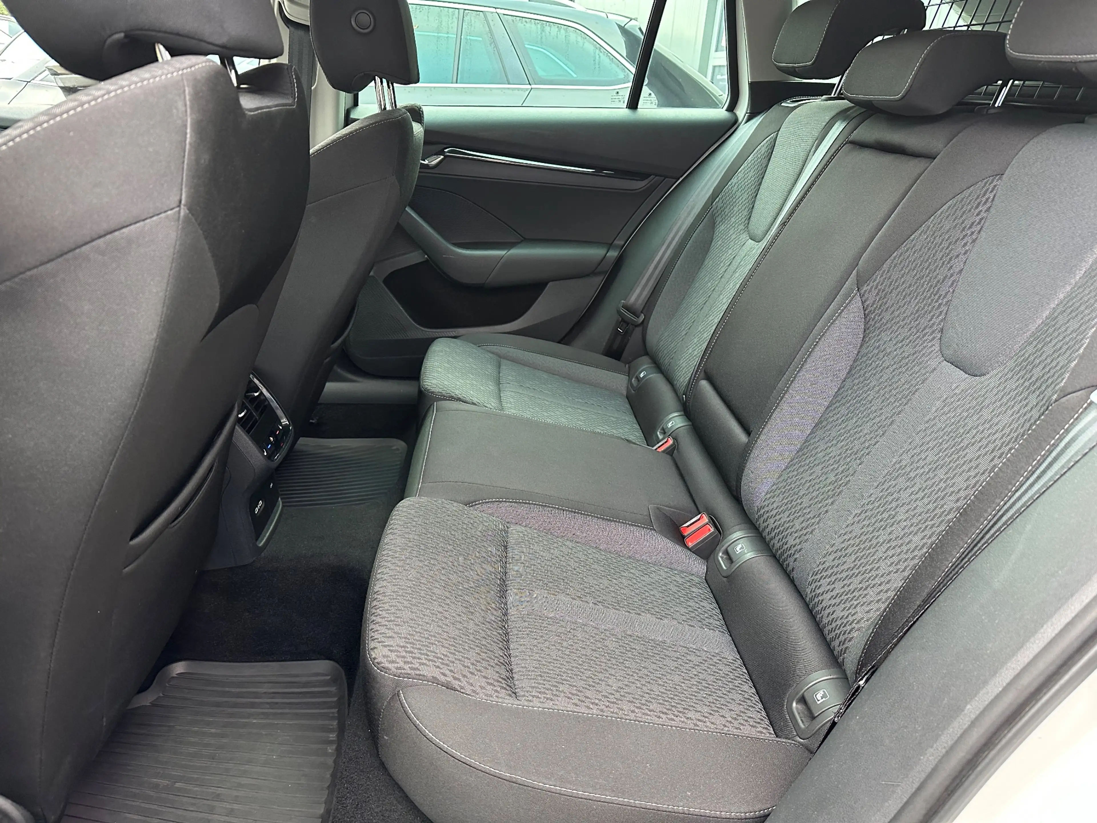 Skoda Octavia Combi 2.0 TDI DSG Clever NAV+LED+AHK+KAM+SHZ+1HD — photo 14