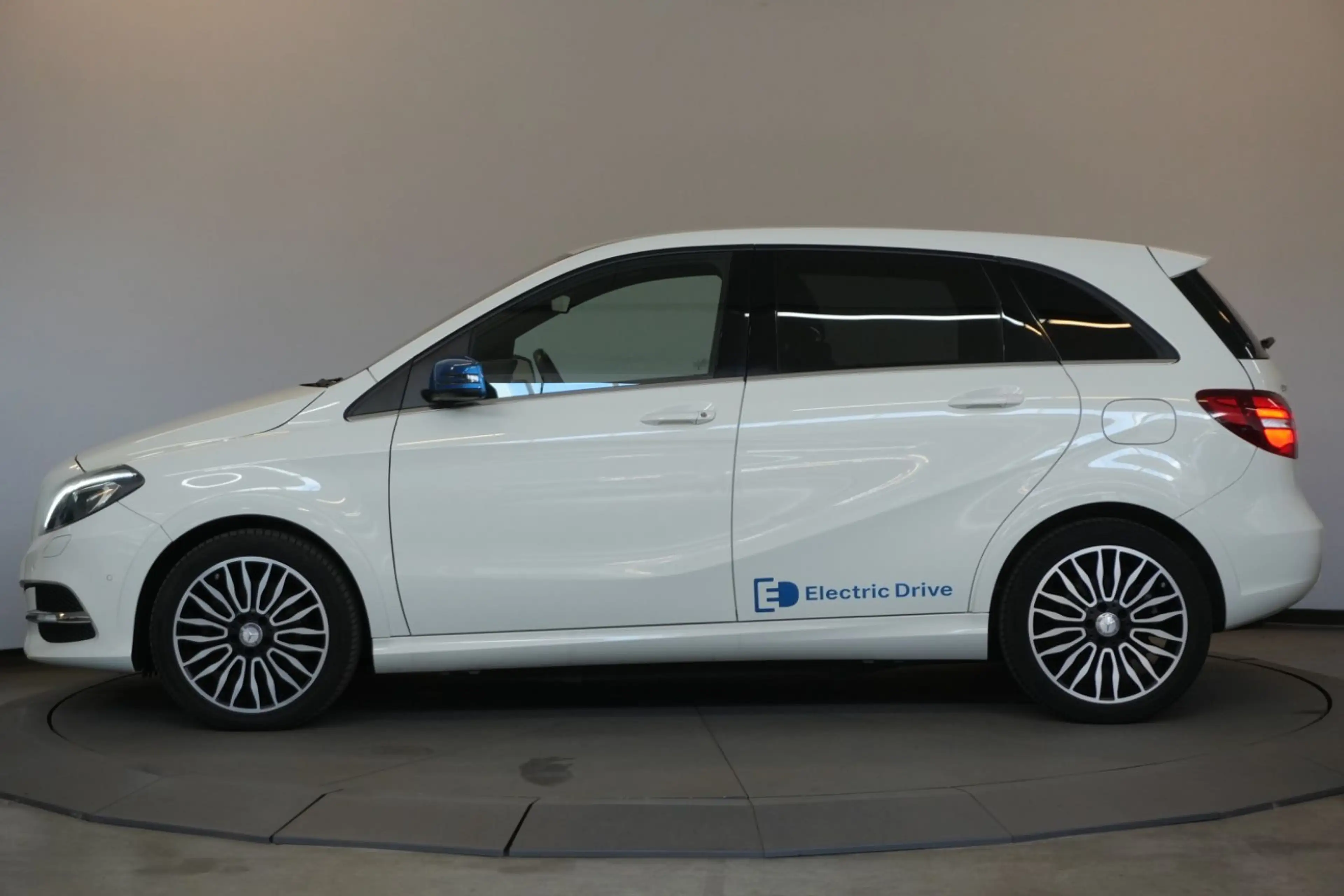 Mercedes-Benz B Electric Drive B 250 Electric Drive Standard BiXenon StzHzg — photo 2