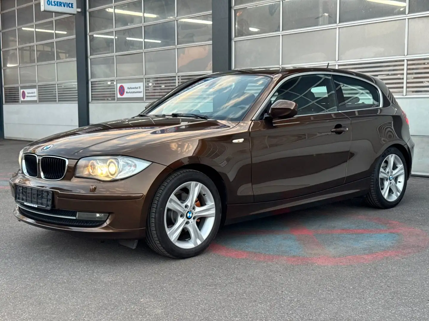 BMW 118 Baureihe 1 Lim. 118d Edition Lifestyle Brun - 1